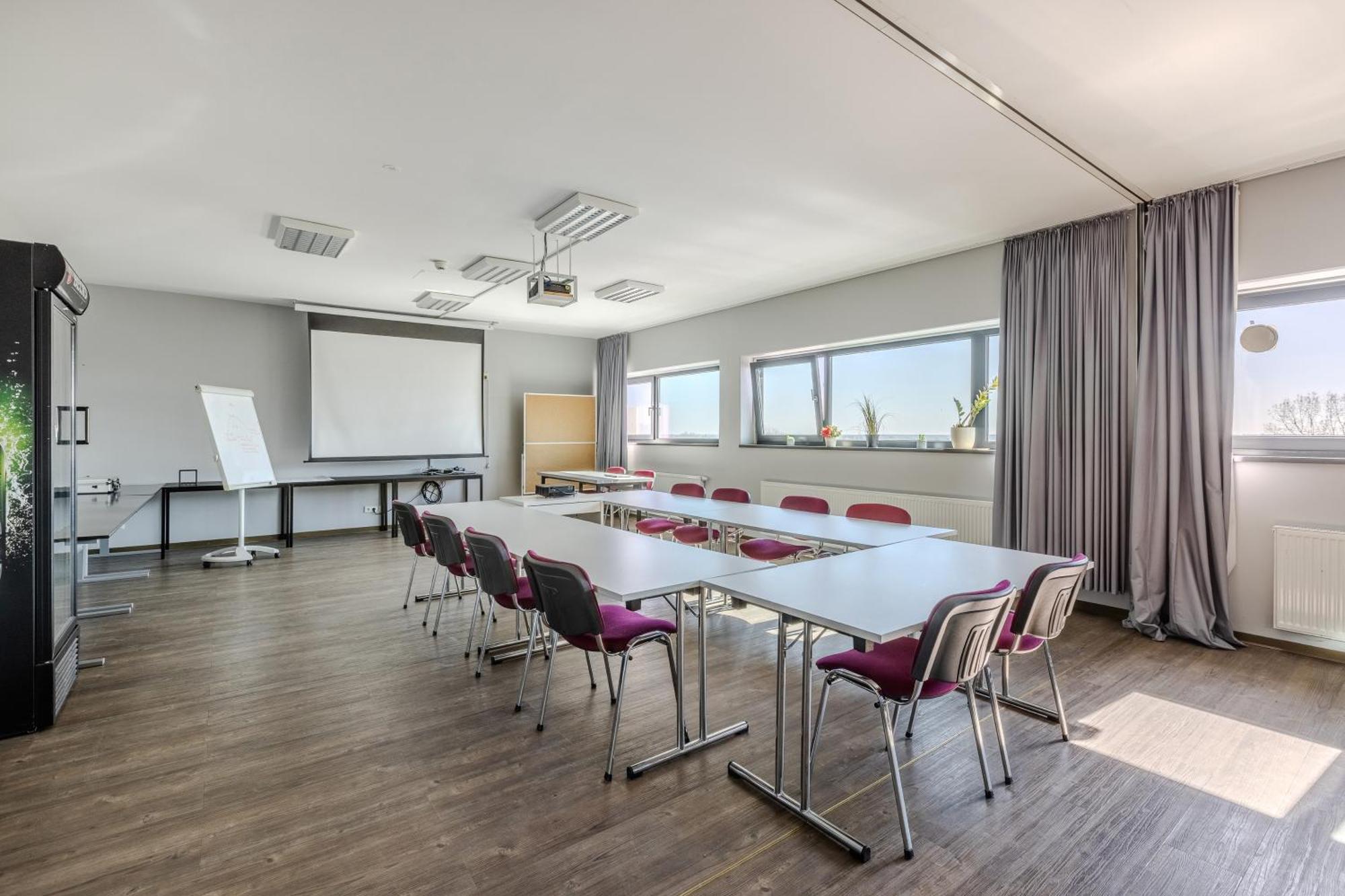 Meininger Hotel Berlin Airport — Foto 1